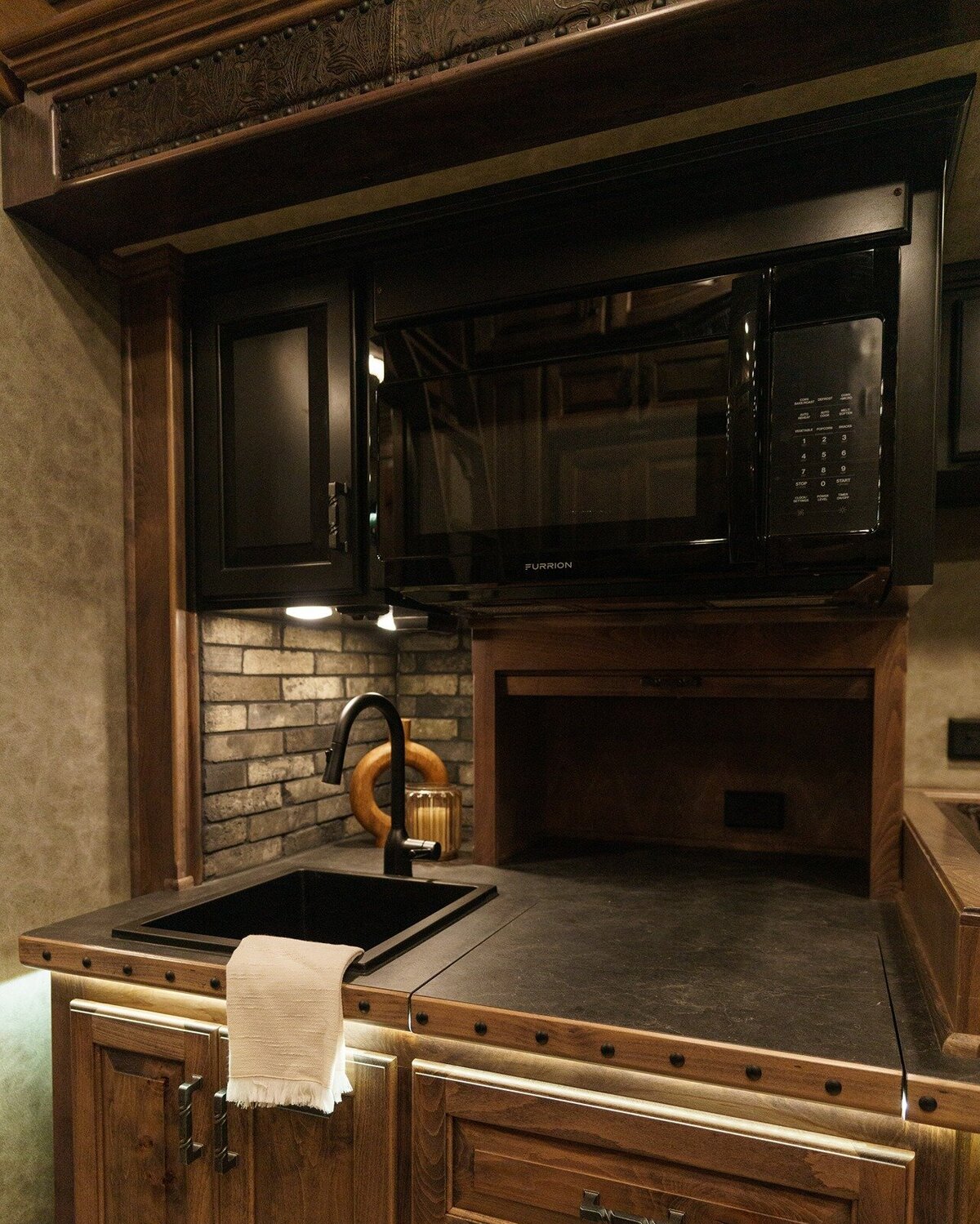 luxury-horse-trailer-kitchen-missouri-6