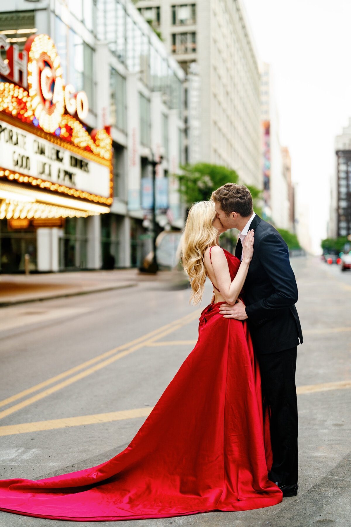 Aspen-Avenue-Chicago-Wedding-Photographer-Lyric-Opera-House-Elegant-Timeless-Classic-Luxury-Downtown-True-to-Color-Bold-Romantic-Chicago-Theater-Lurie-Garden-FAV-49