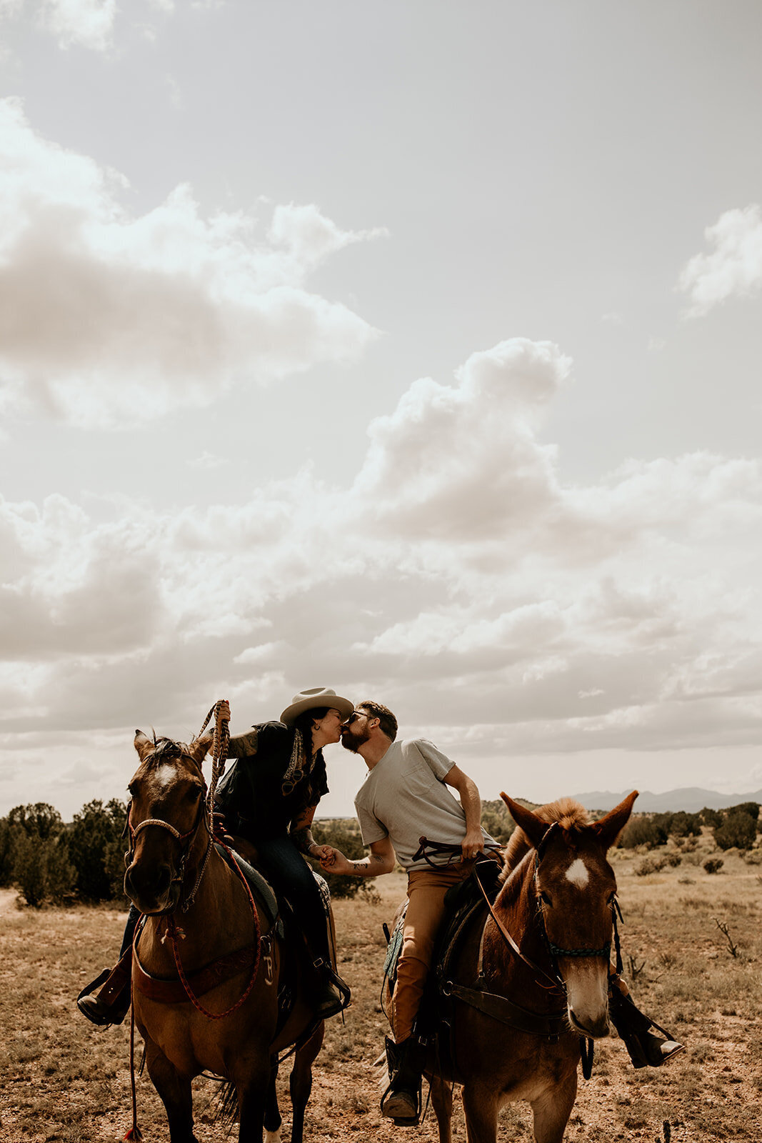 santa-fe-new-mexico-horseback-riding-engagement-photos (8)