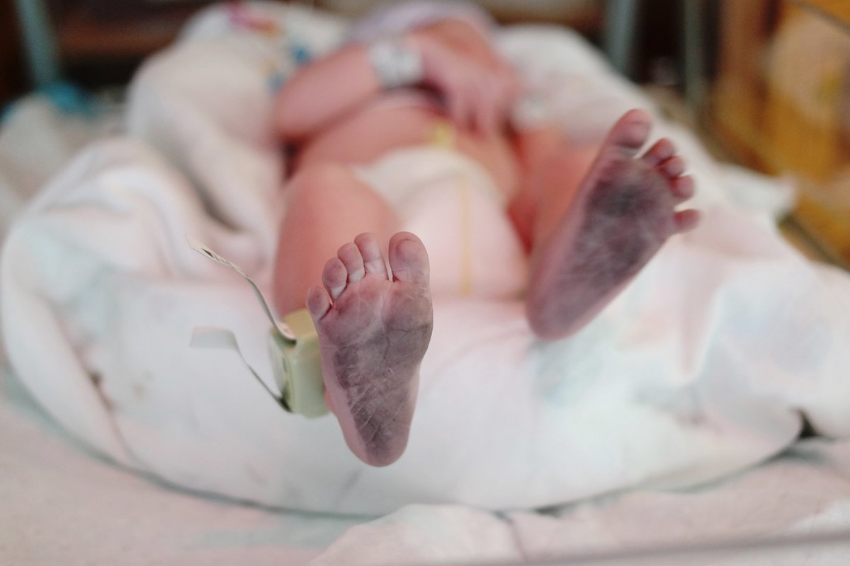 ReneeStengelPhotographyCharlotteFresh48NewbornBoyinHospital1stDay_0001