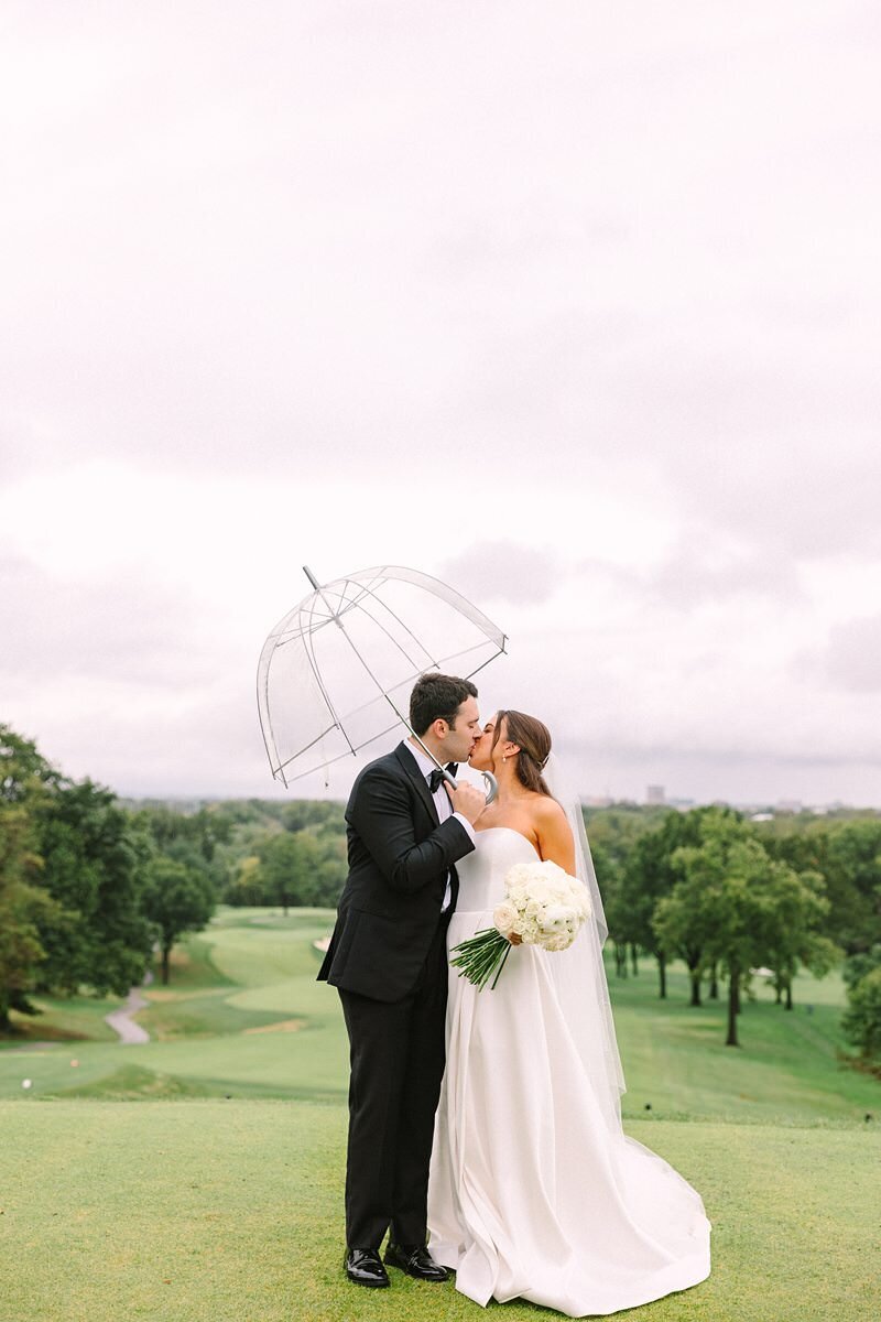 bride-and-groom-rainy-umbrella-evansville-country-club09