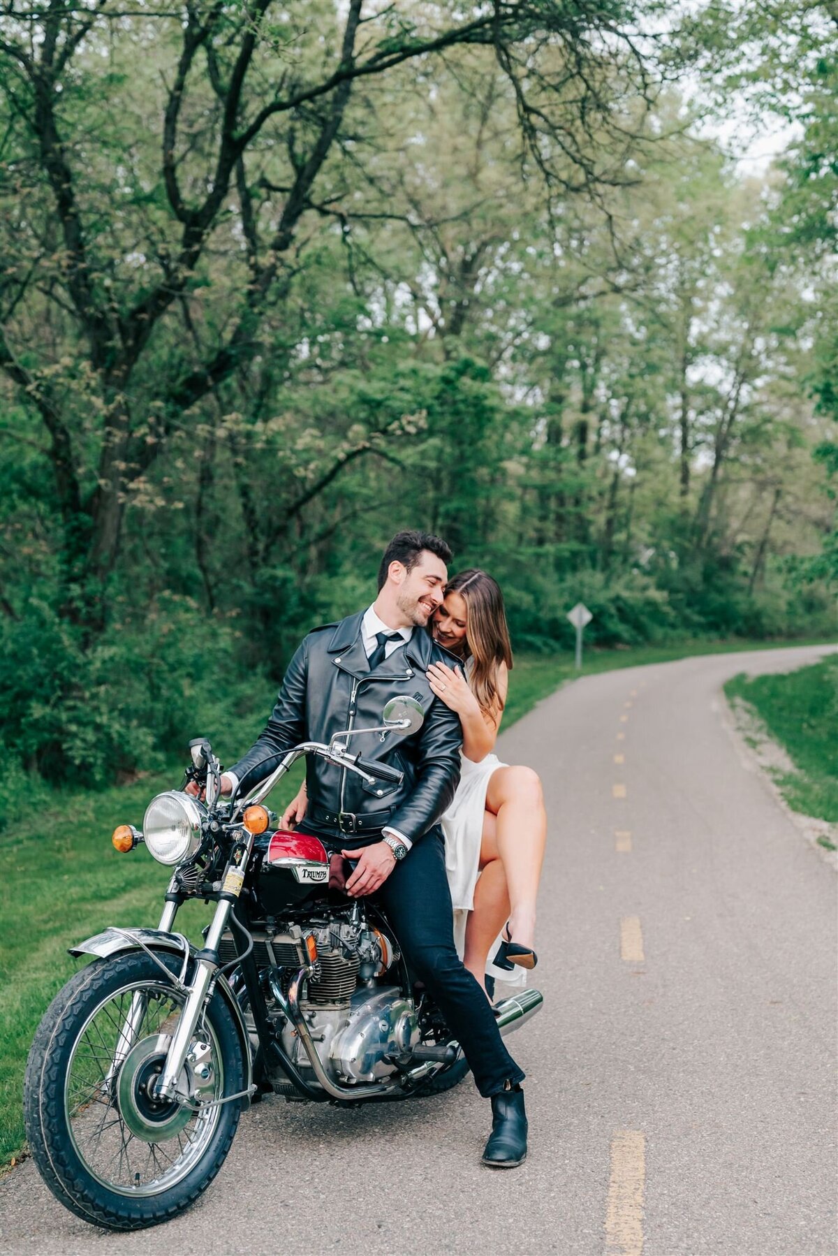 MICHIGAN-WEDDING-PHOTOGRAPHER-KENSINGTON-METROPARK-ENGAGEMENT-SESSION-CAPTURED-BY-KELSEY-DF-107_websize