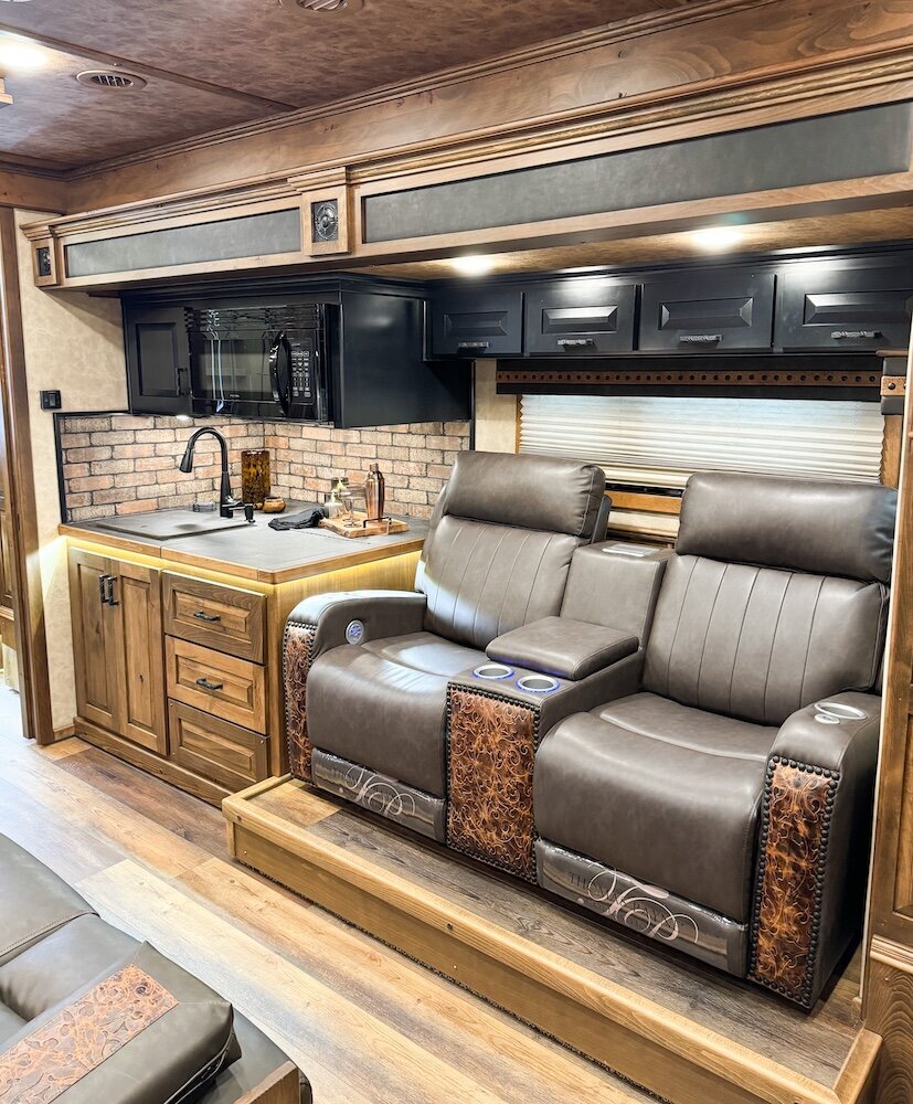 luxury-living-quarter-horse-trailers-trail-boss-conversions-living-areas-4