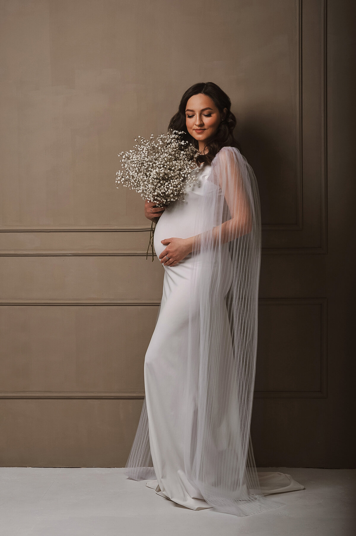 pregnant-woman-white-dress-holding-bouquet-gypsophila-copy-space-text