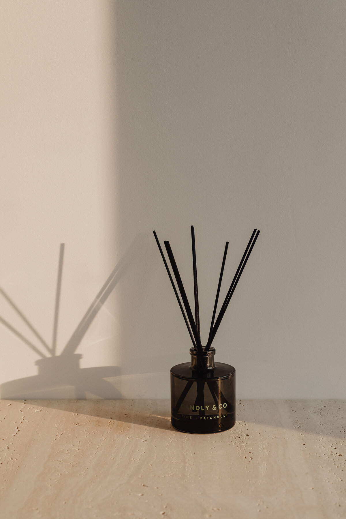kaboompics_product-photography-candles-and-diffuser-fragrances-branding-packaging-28992