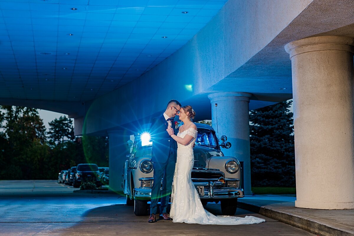 couple-kiss-by-vintage-car-zuccaros