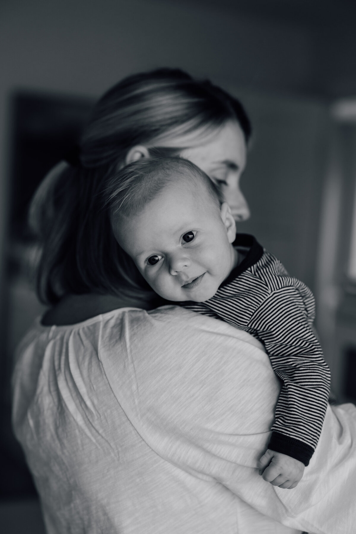 mum-with-newborn-at-home