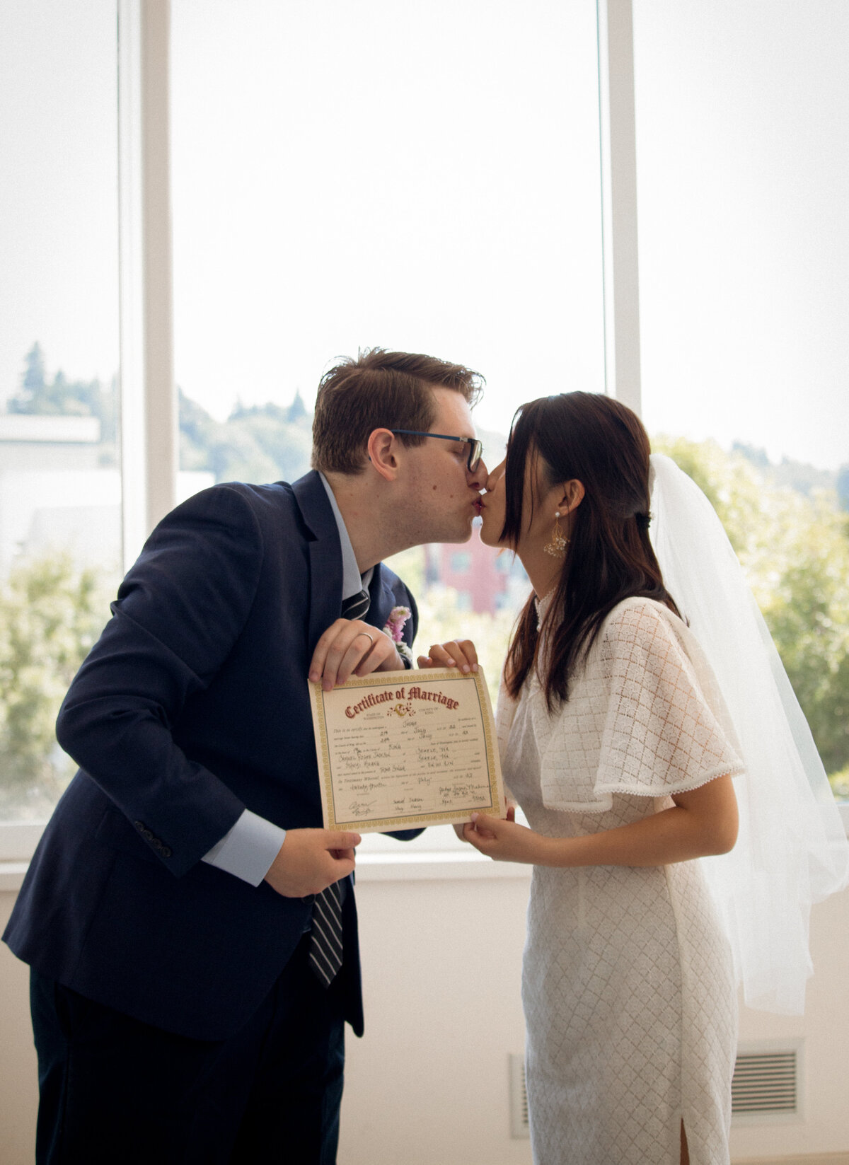 Seattle-courthouse-elopement-timeless-wedding-jennifer-moreno-photography-Washington