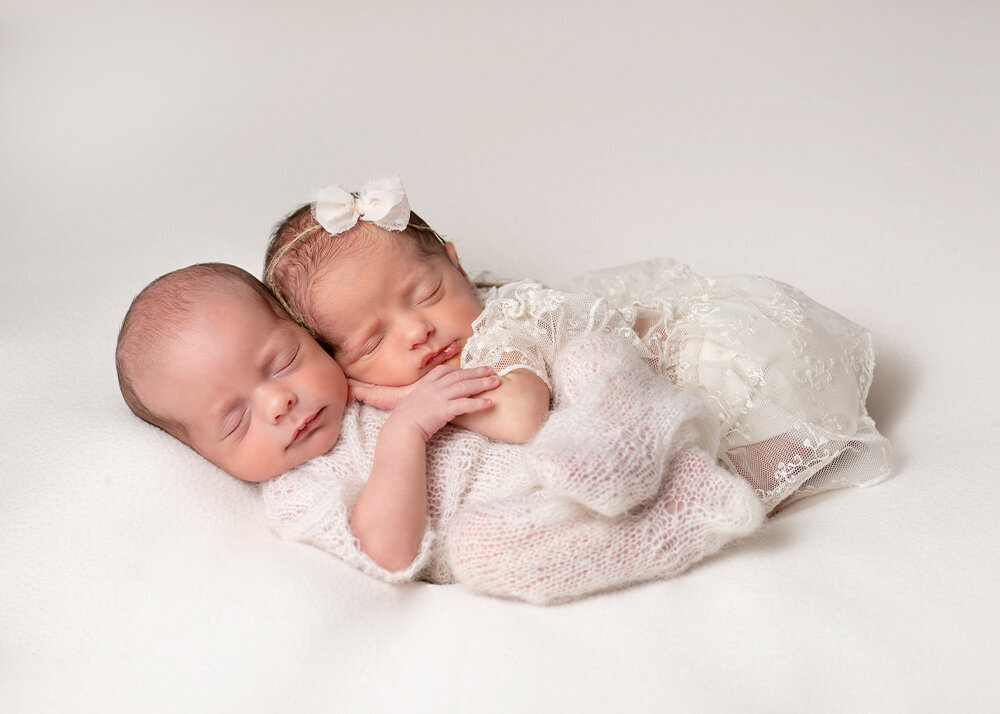 newborn-twins-in-outfits-cuddling