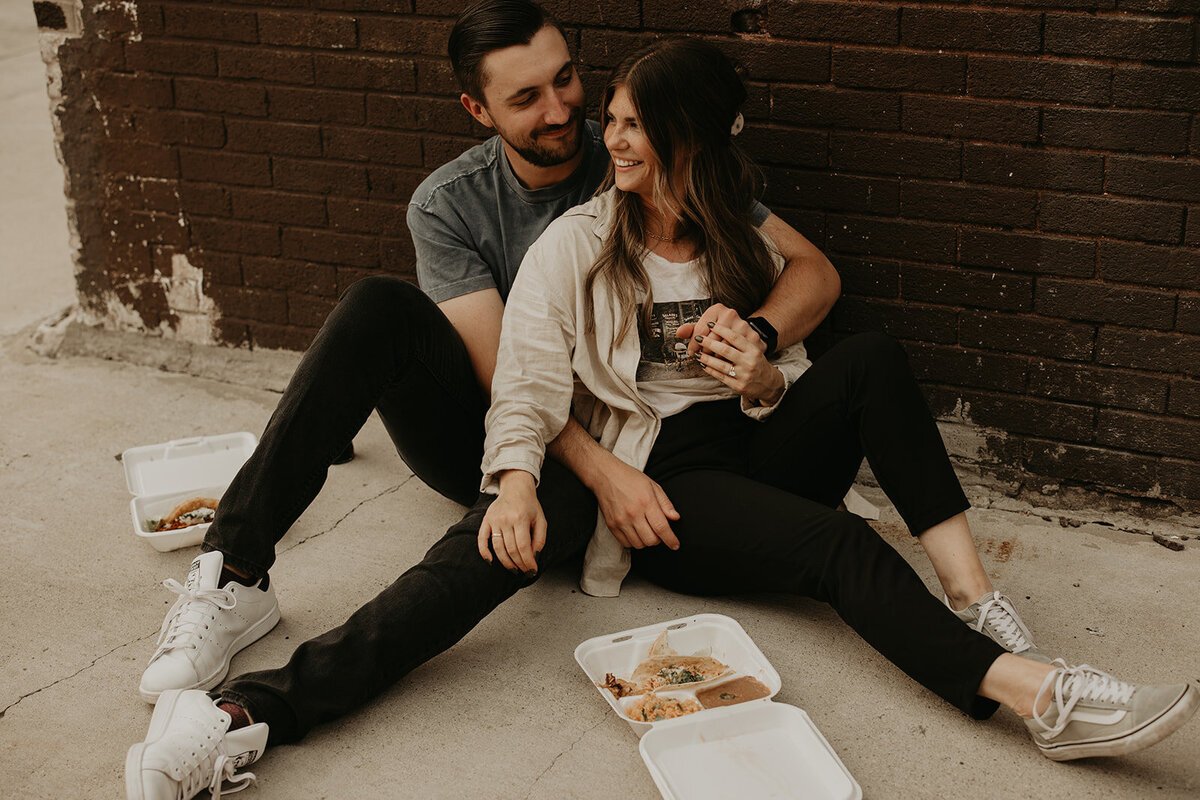 detroit-michigan-eastern-market-joses-tacos-couples-photoshoot-engagement-photos-17