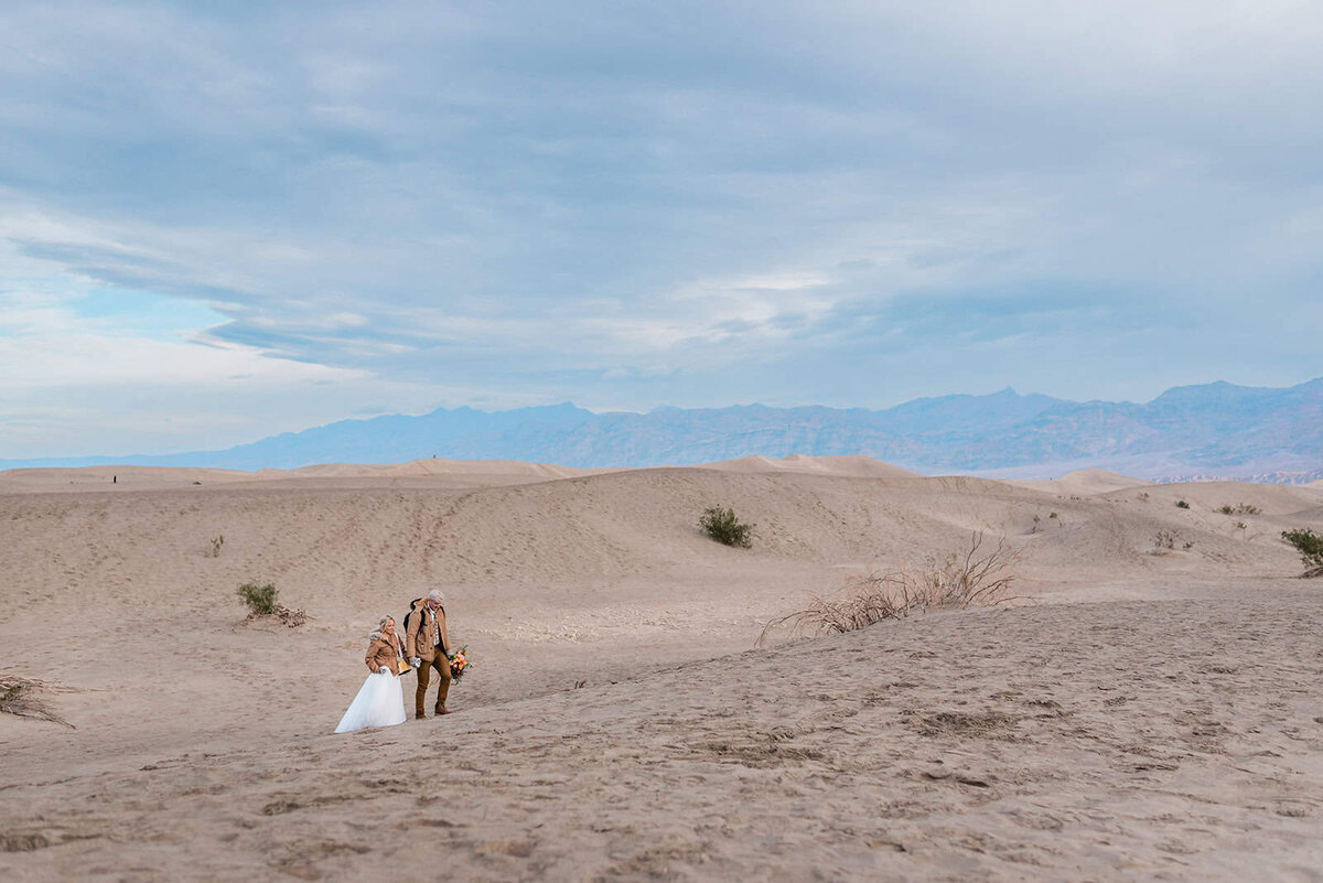 who-is-the-best-photographer-for-a-luxury-elopement-in-the-desert-2