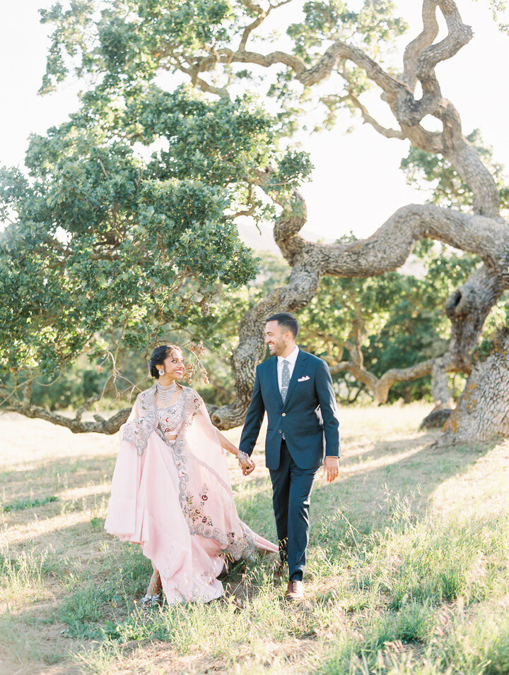 couples portraits at the oak tree at holman ranch