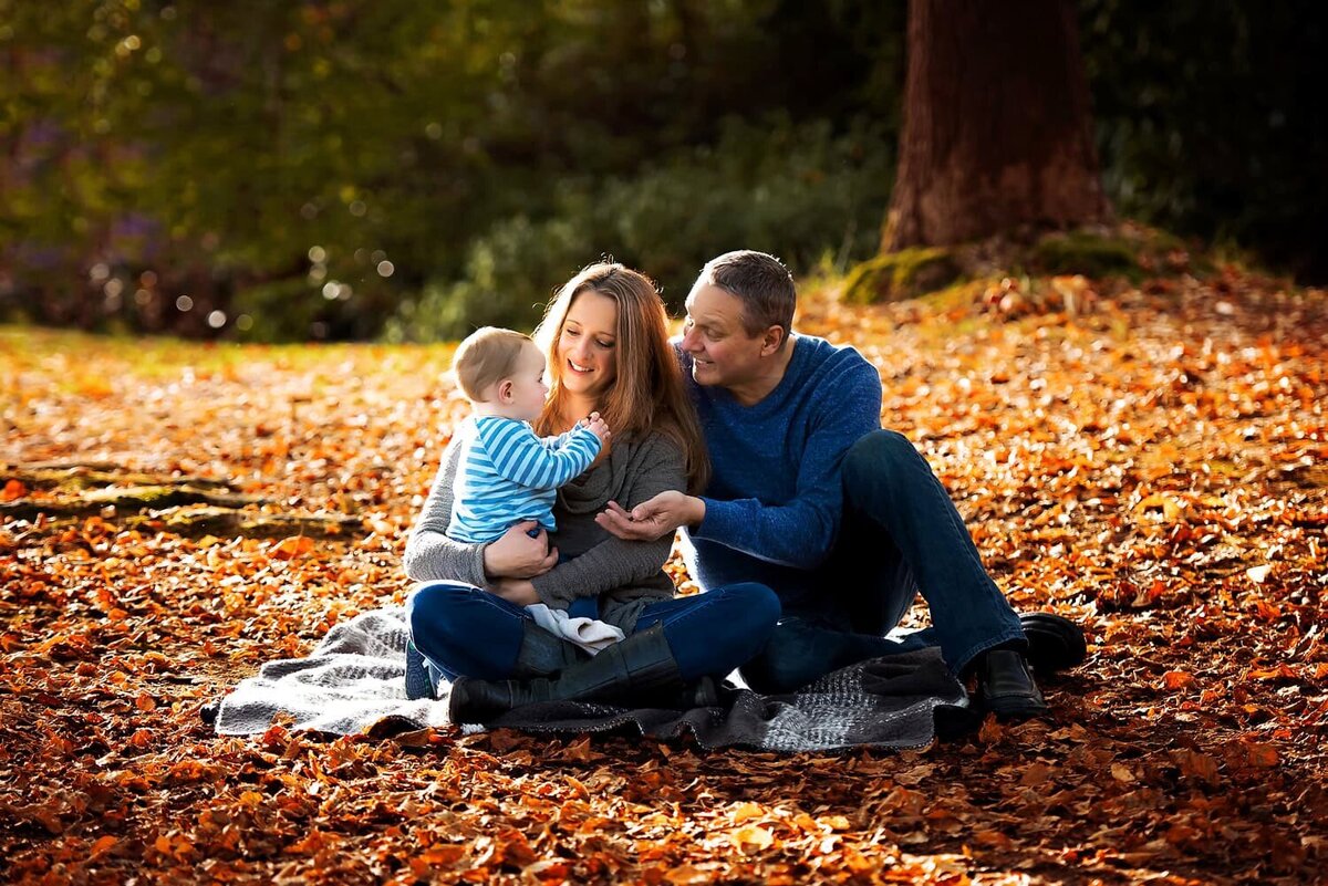 outdoor-family-photography_vancouver-fraser-valley_queen-elizabeth-park_fall-minis-father-mother-baby
