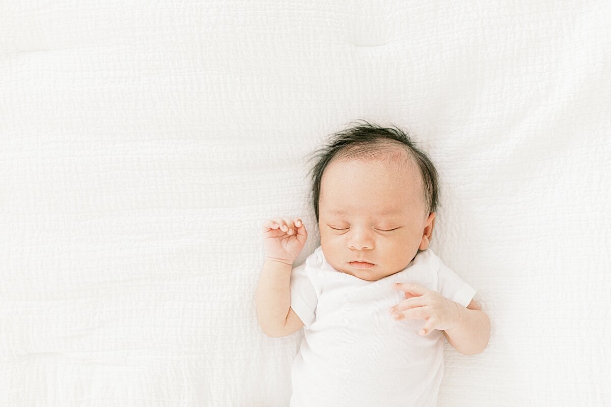 in-home-lifestyle-session-charleston-newborn-photographer-caitlyn-motycka-photography_0002