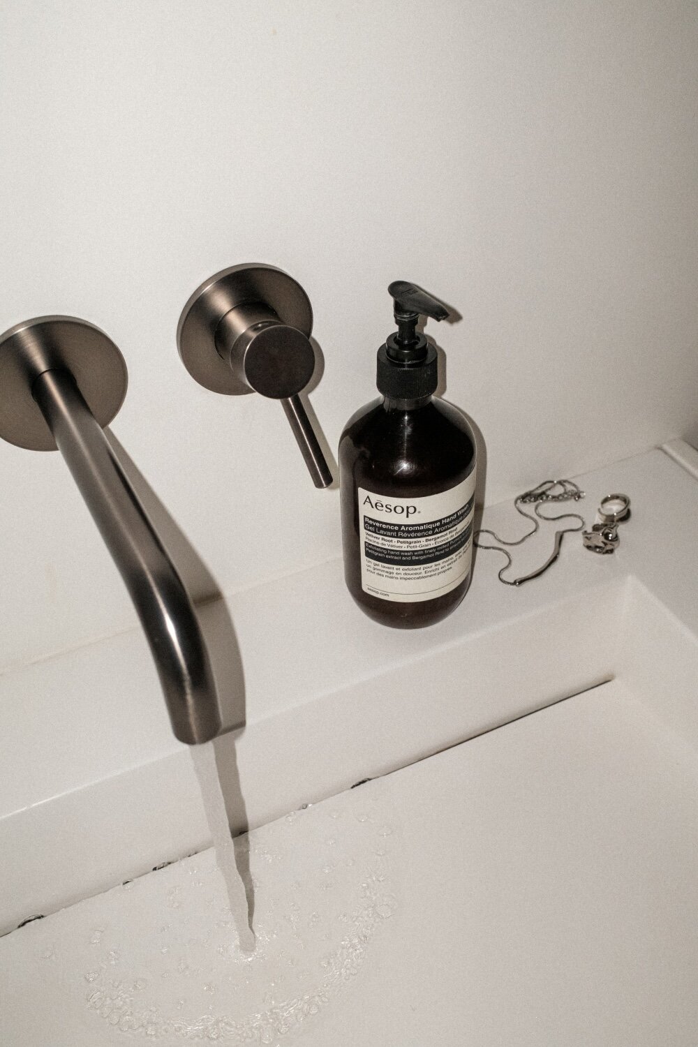 kaboompics_clean-aesthetics-serene-bathroom-ambiance-with-luxury-skincare-products-35262