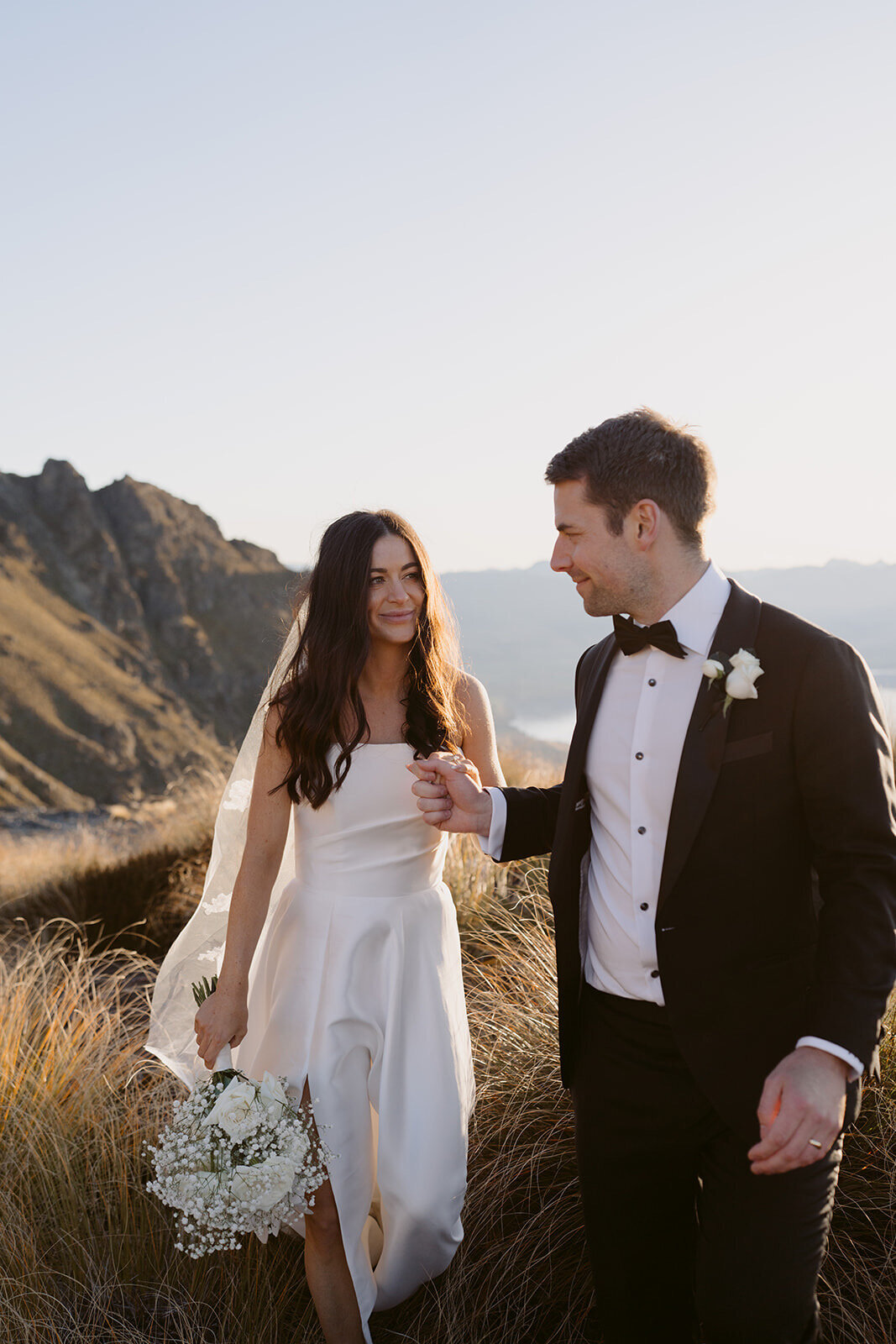 weddingcouple-onmountain-queenstown-newzealand