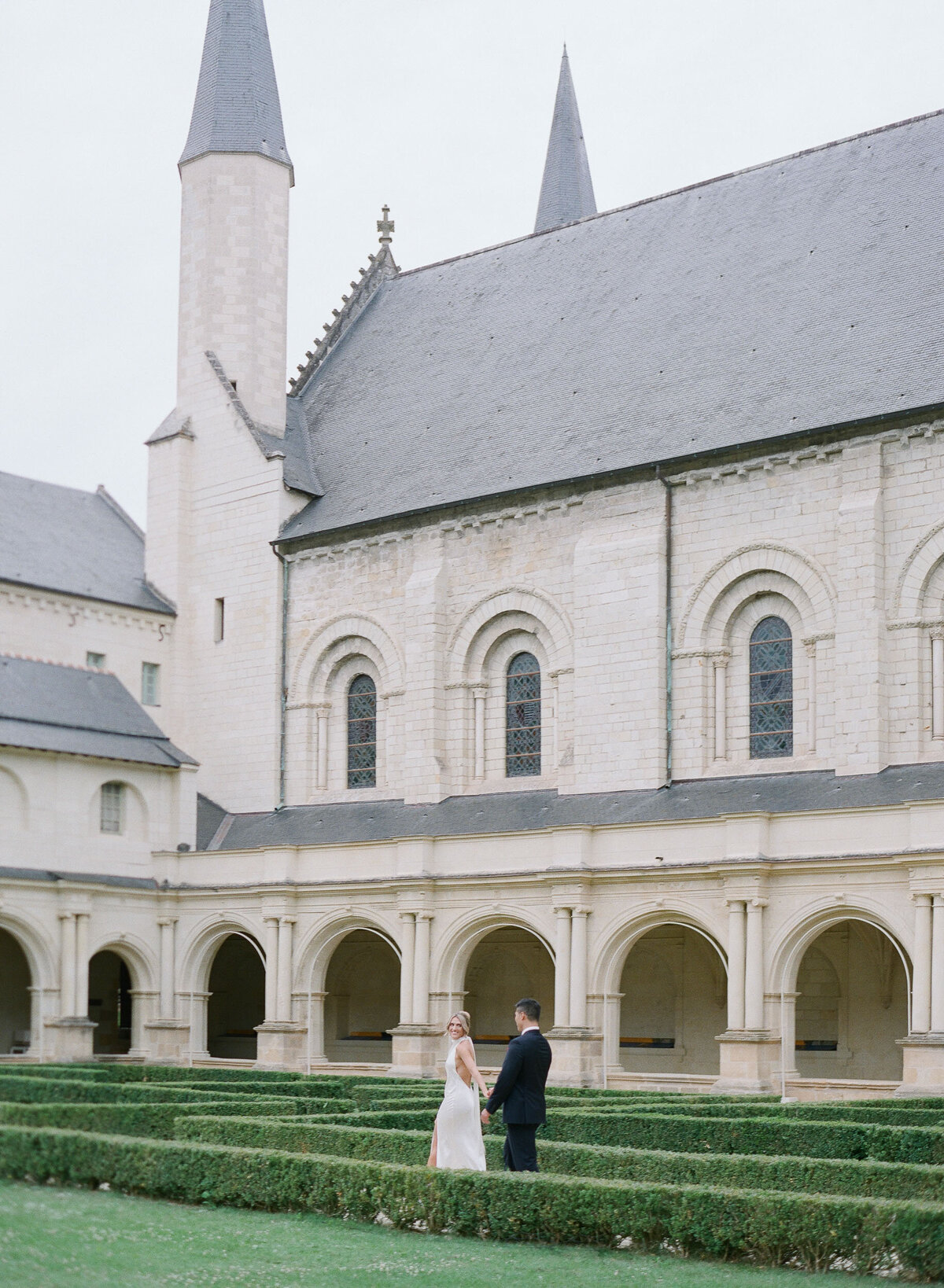 Alexandra-Vonk-pre-wedding-session-chateau-de-jalesnes-abbaye-Fontevraud-61