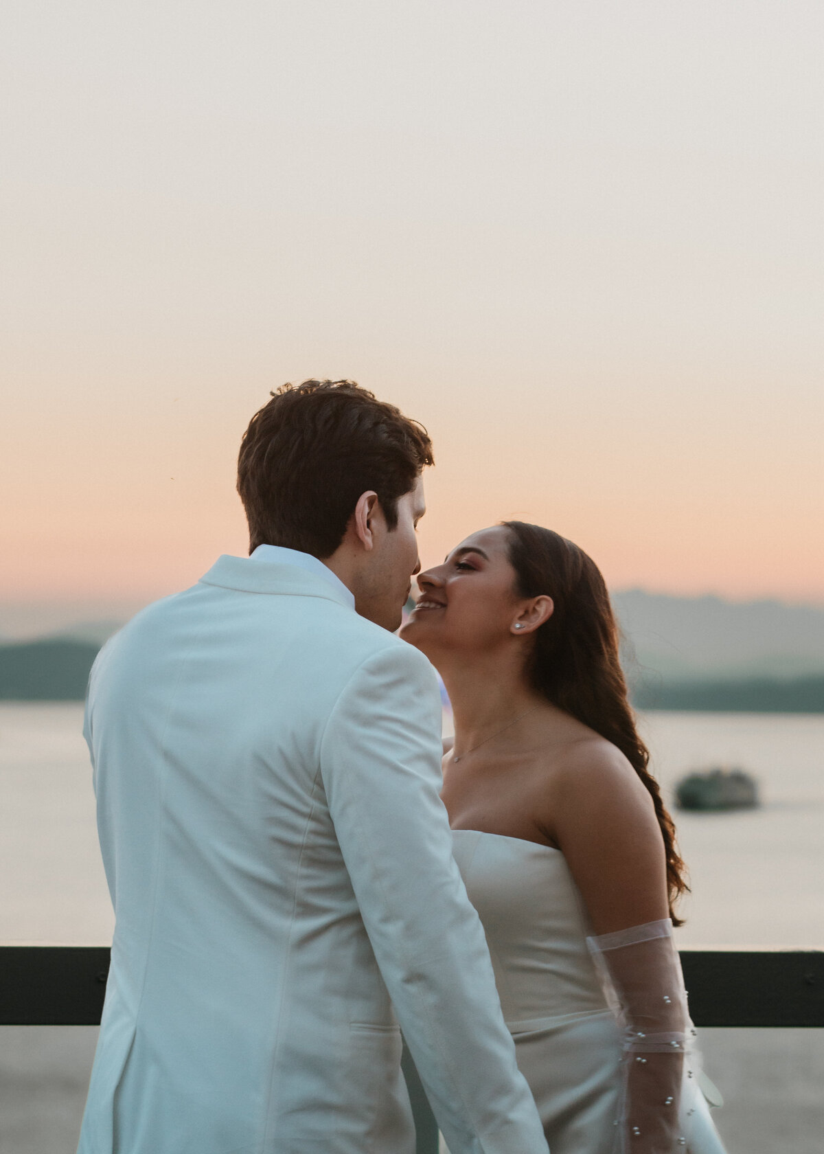 Downtown-Seattle-elopement-documentary-style-photography-jennifer-moreno-photography-Washington