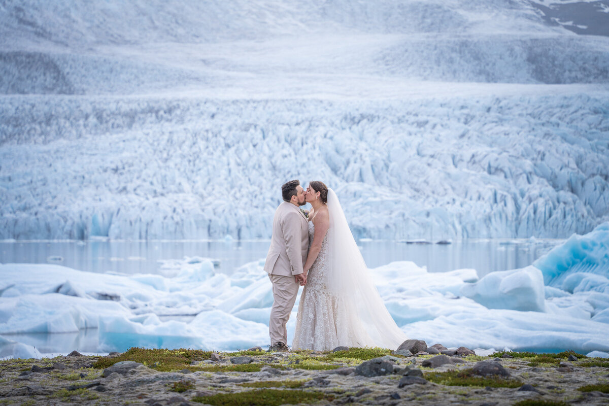 Iceland-glacier-lagoon-elopement-couple-icebergs