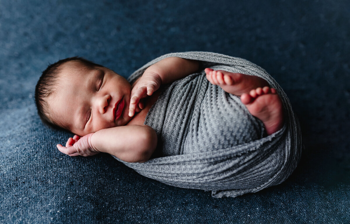 03-gold-newborn-wovenbylegaiesllc-2025
