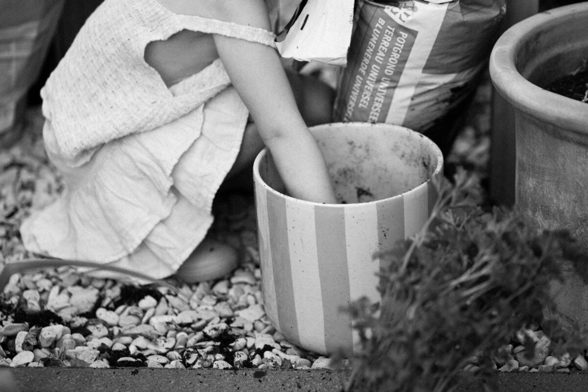 Lifestyle gezinsfotografie tijdens een Homes to Remember-shoot -  aarde in een pot 