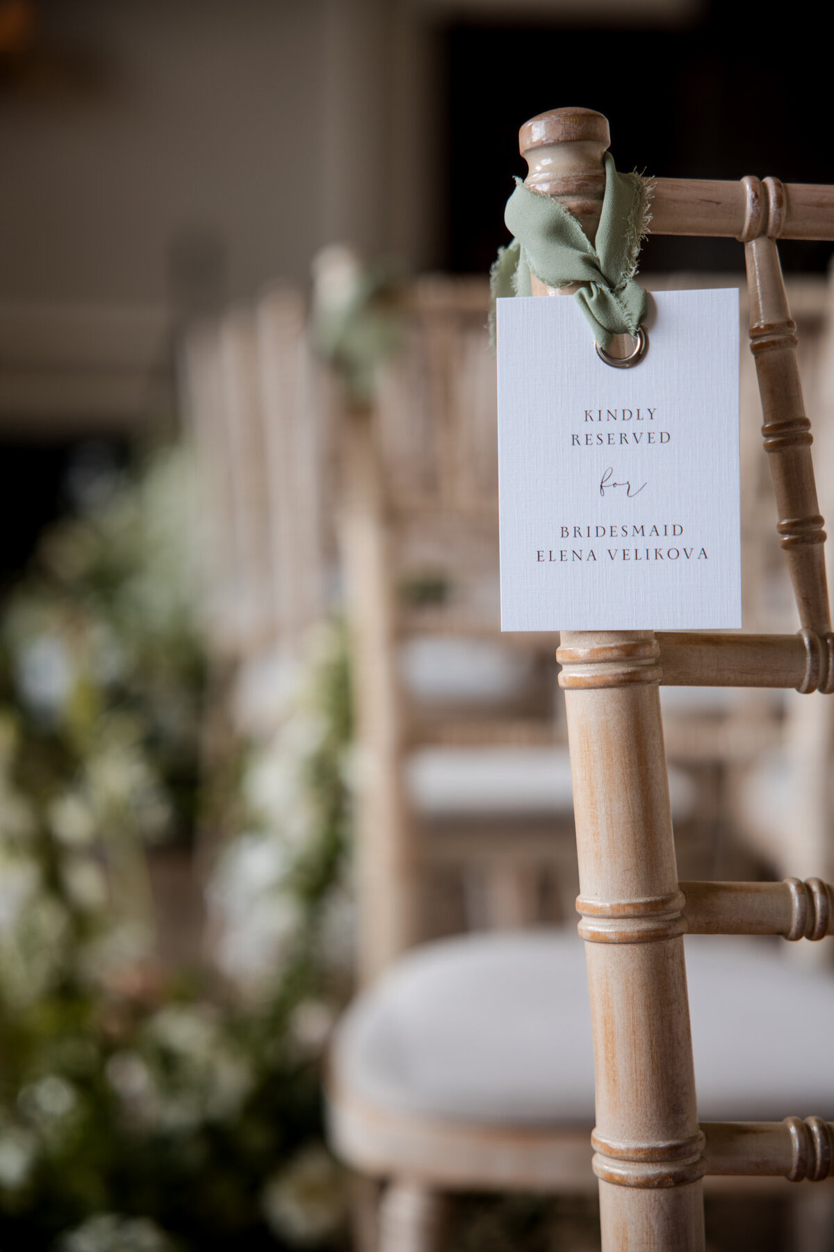 Décoration de chaises - Salle des mariages - Elmore Court Gloucestershire - Angleterre - Photographe de mariage