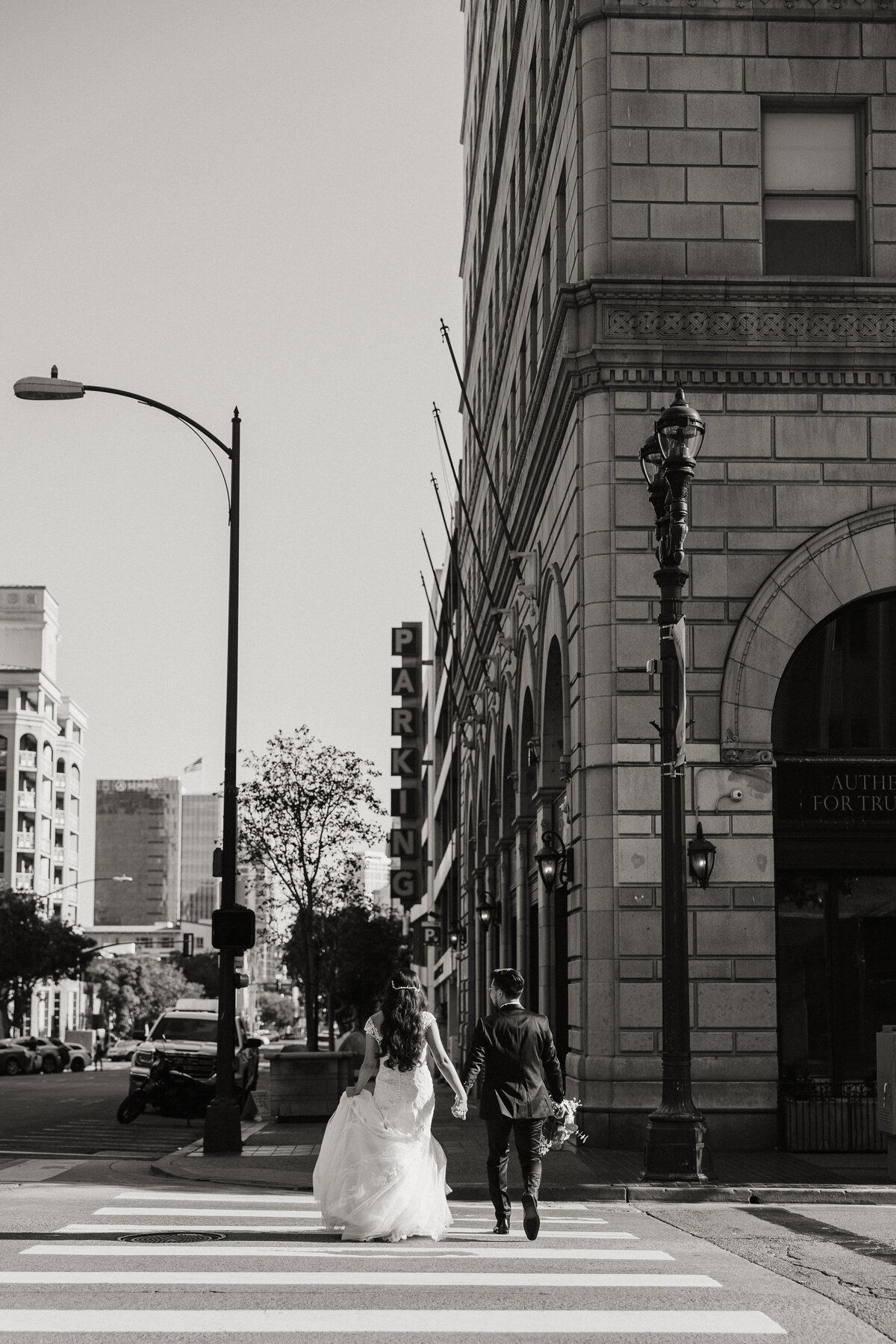 bride and groom crossing street, flora wedding, downtown bridals, downtown romantics