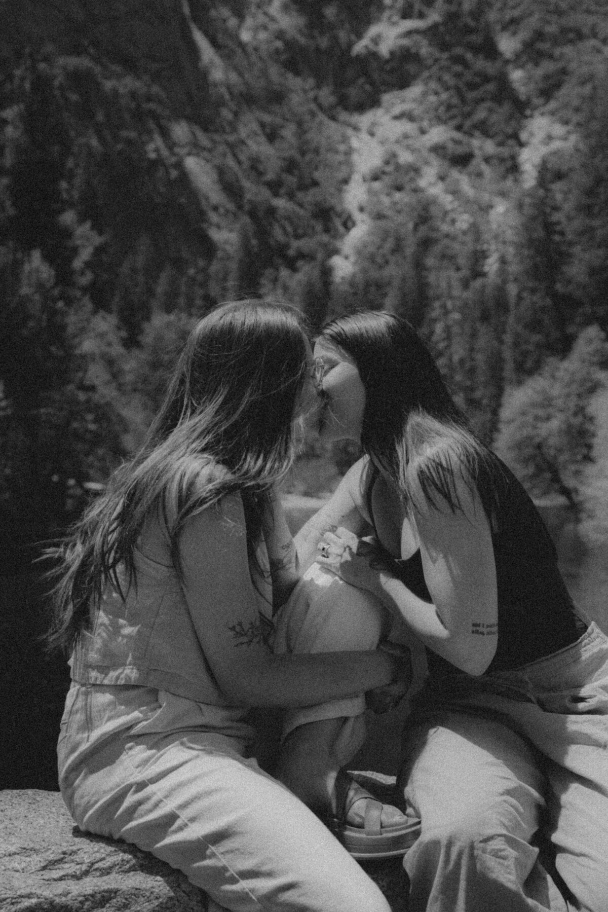 lesbian-engagement-yosemite-cliffside-kiss