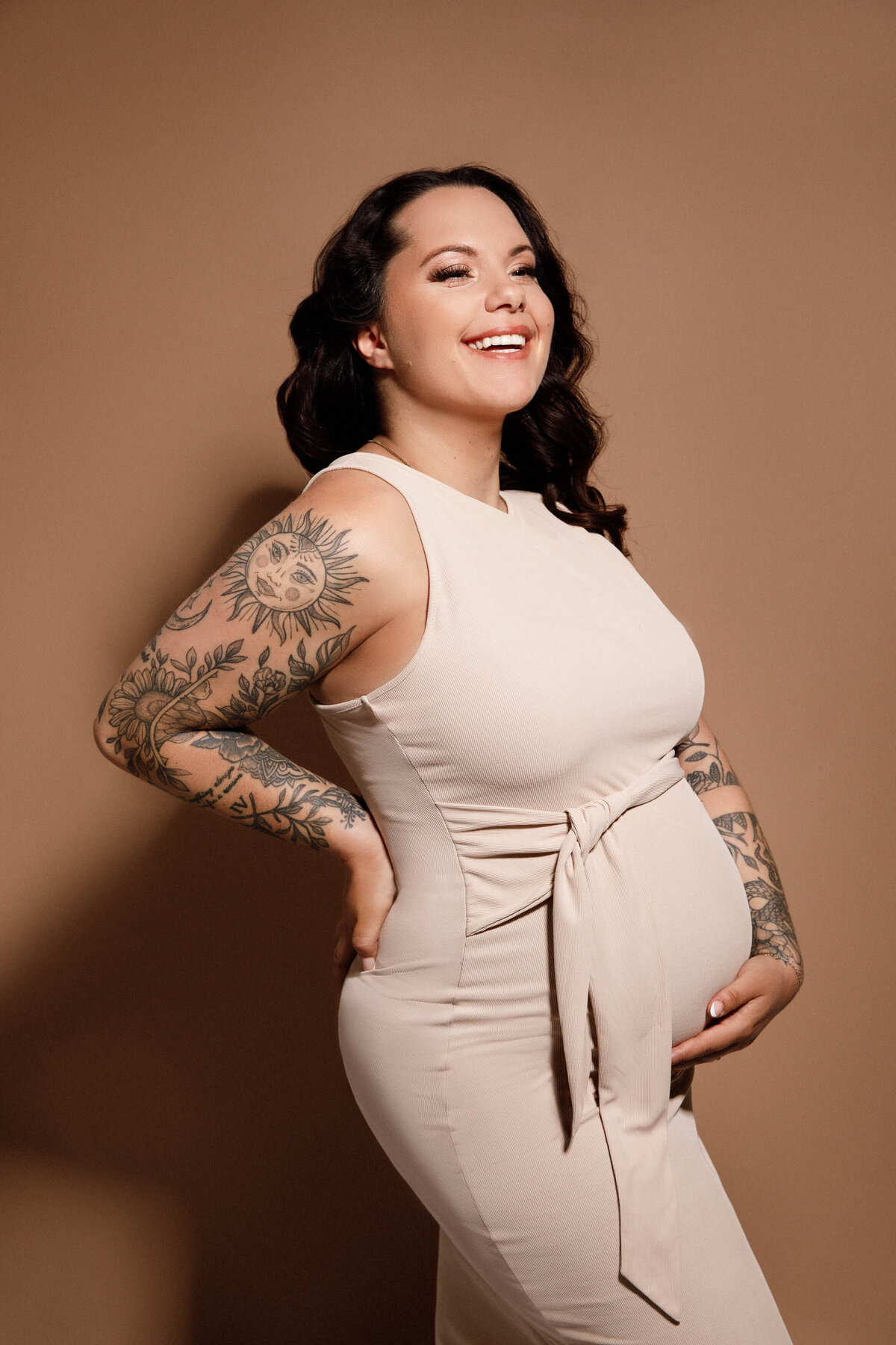 franziska-babybauchshooting-bamberg-beiges-kleid-tattoo