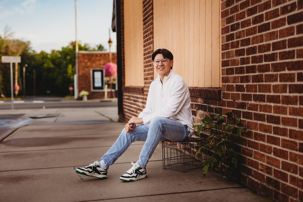 urban-senior-photoshoot-lindstrom-photographer