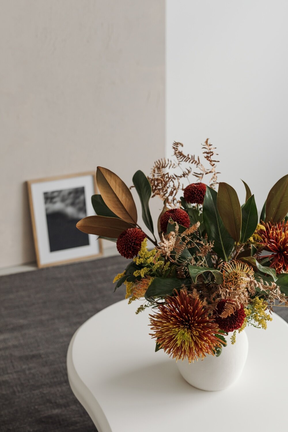 kaboompics_a-vase-of-flowers-on-a-white-coffee-table-36965