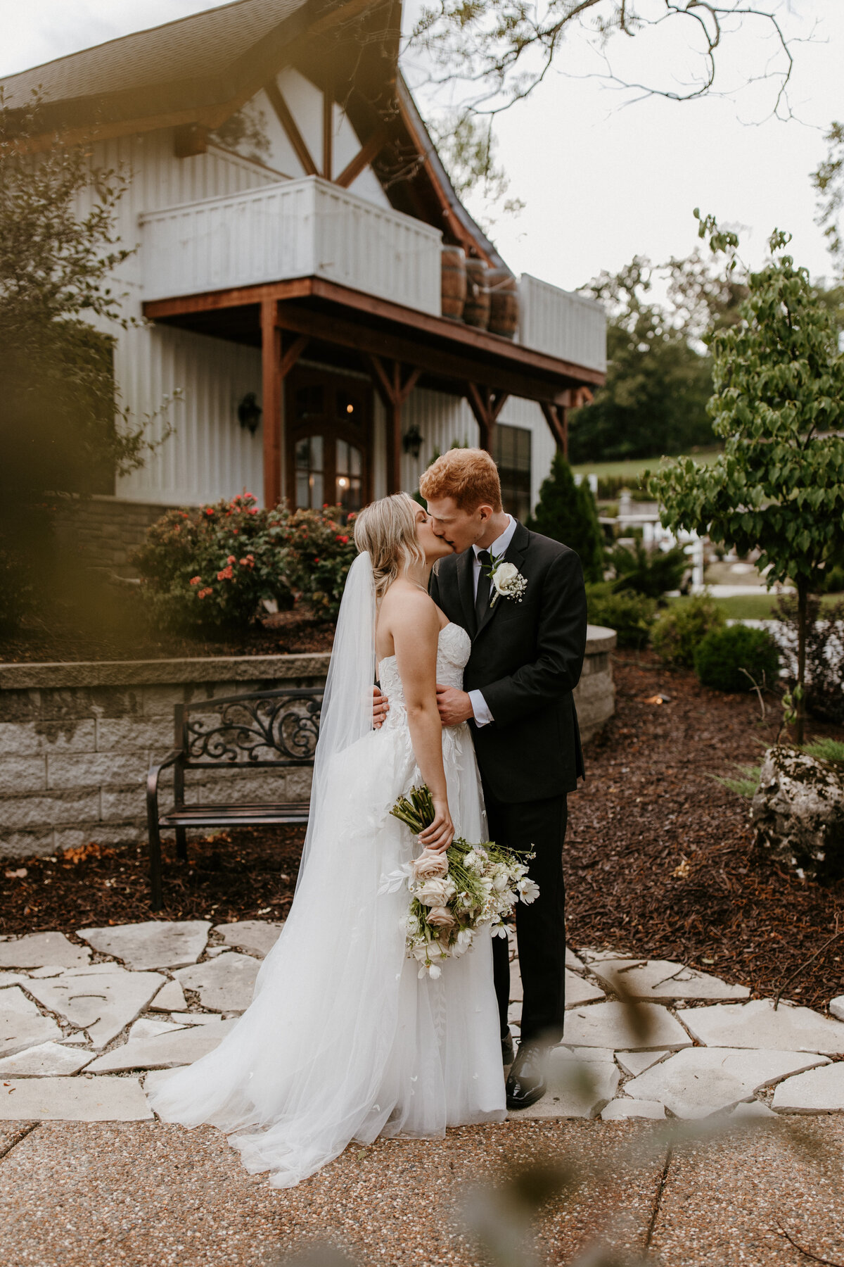 StLouis-Wedding-Photographer-JoyLynnPhotography-KnottingHills-Mary+Austin-Portraits364