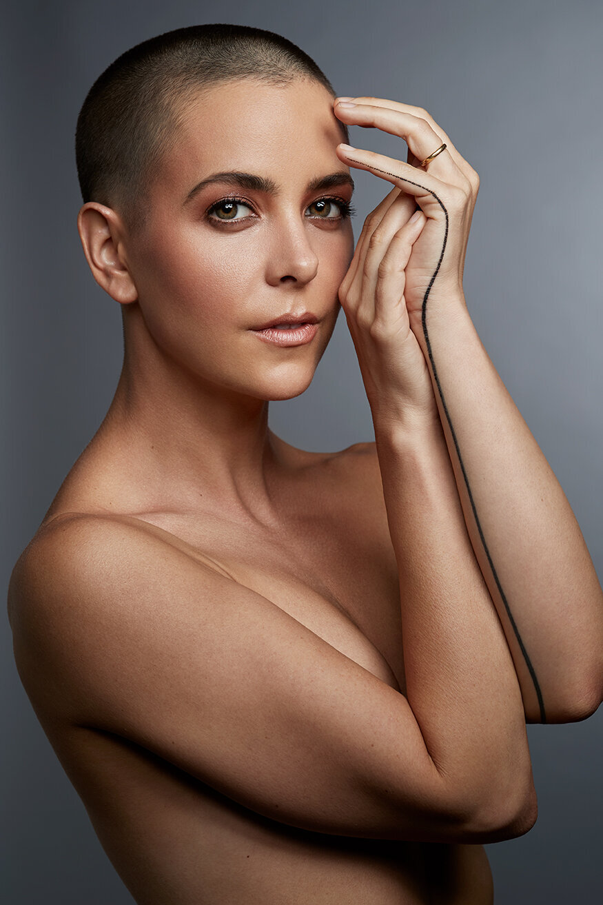 Elegant close-up beauty portrait of Bethany with soft makeup and natural lighting, shot by Ylva Erevall.