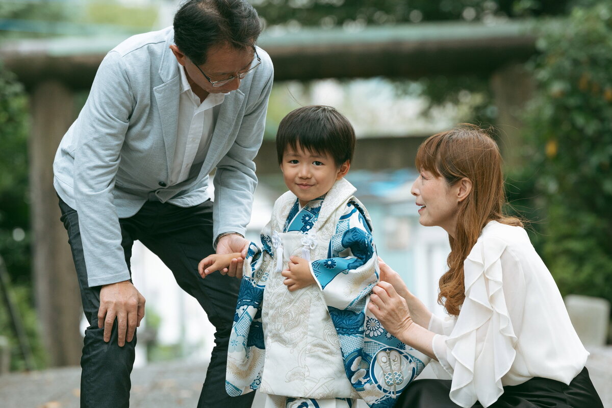 ７才の女の子がおばあちゃんに七五三のお着付けをしてもらっているシーン。