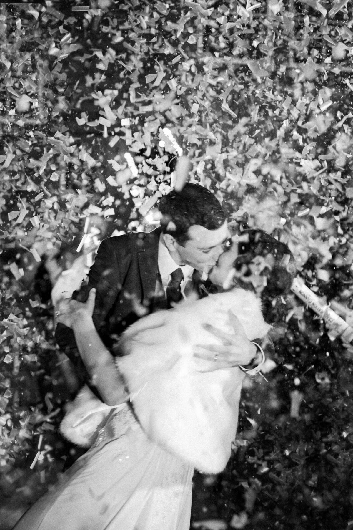 68-confetti-bride-groom-wedding-photographer