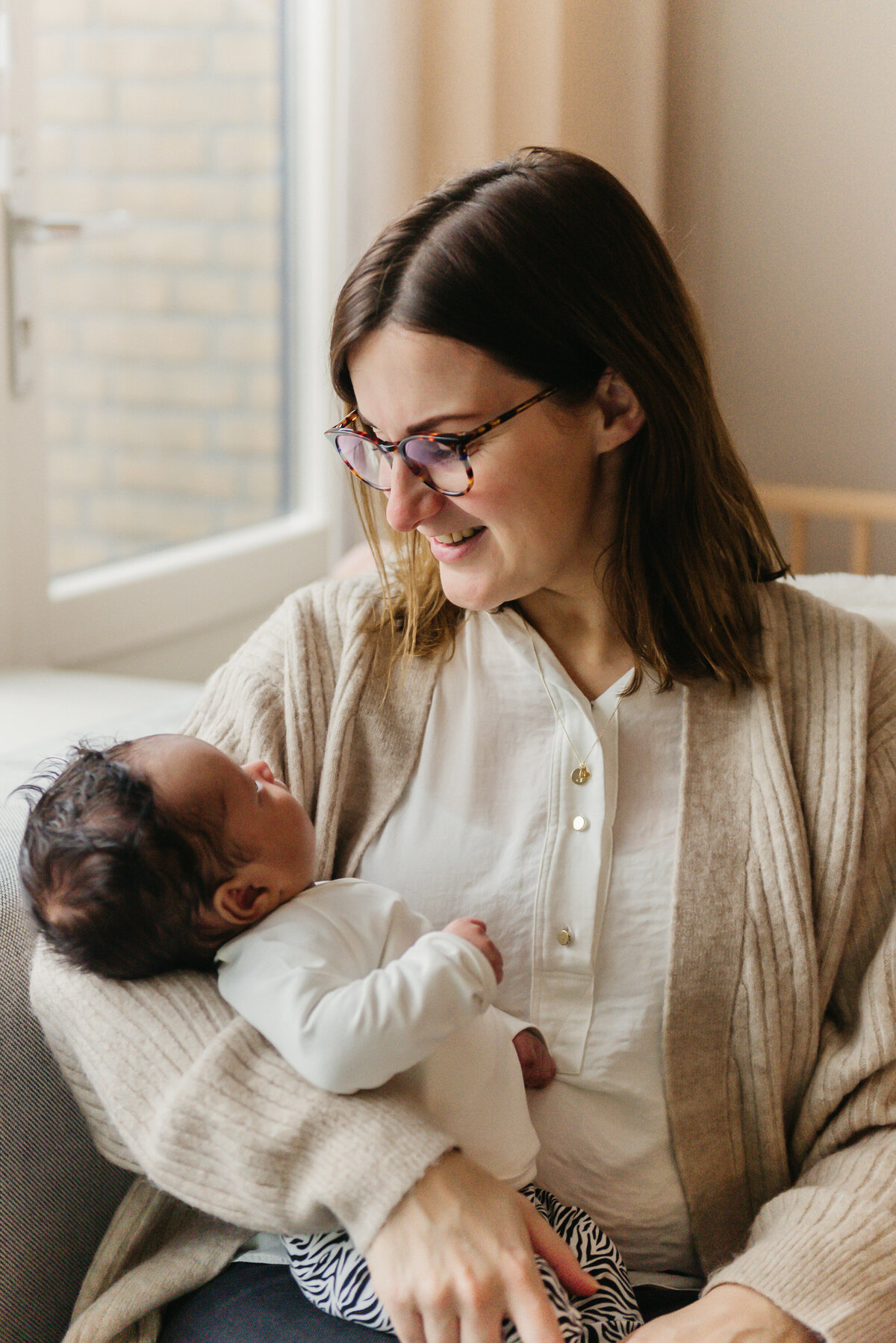 lifestyle newborn shoot bij gezin thuis