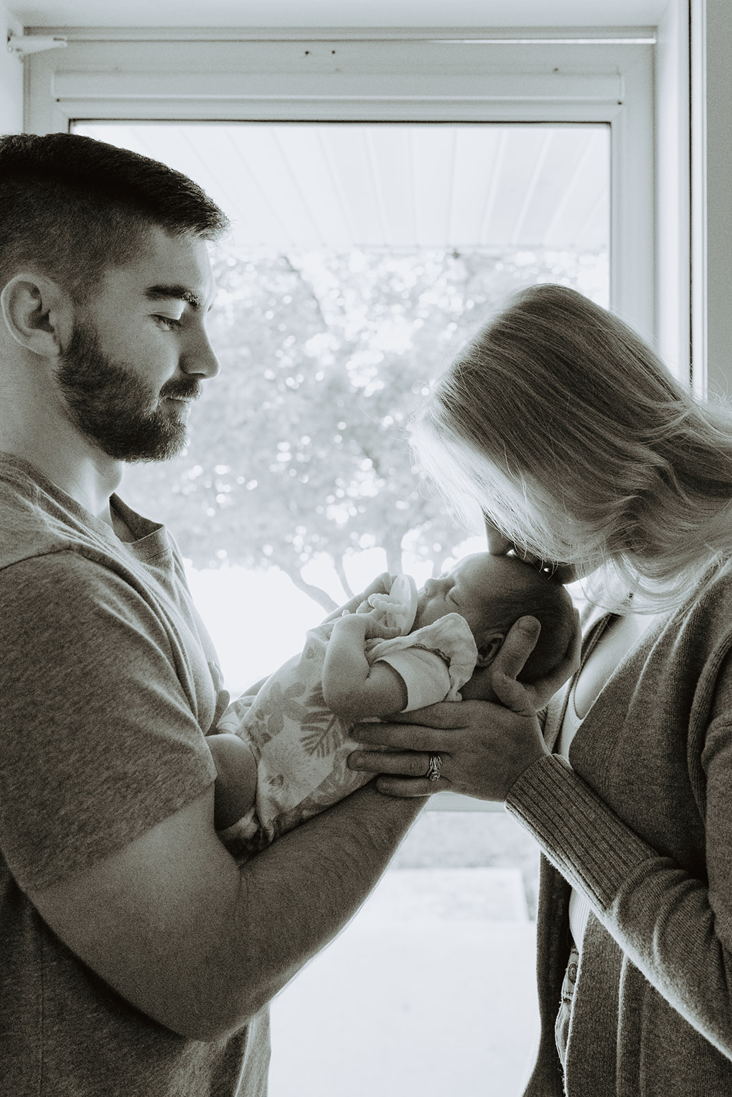 Family photos without the stress — just laughter, hugs, and real moments. Minnesota family photographer for playful, true-to-life memories.