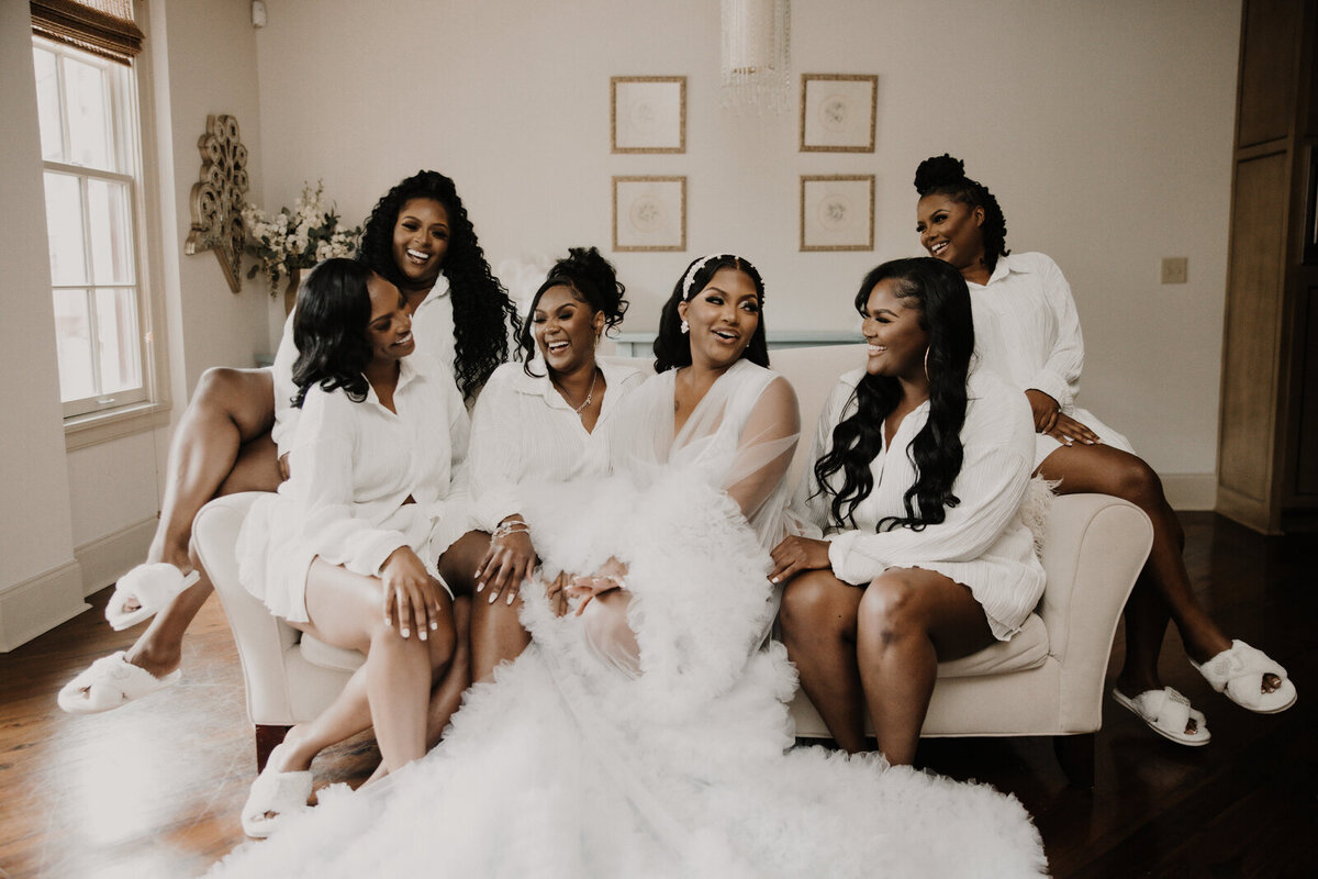 bride-and-her-bridesmaids-before-the-wedding