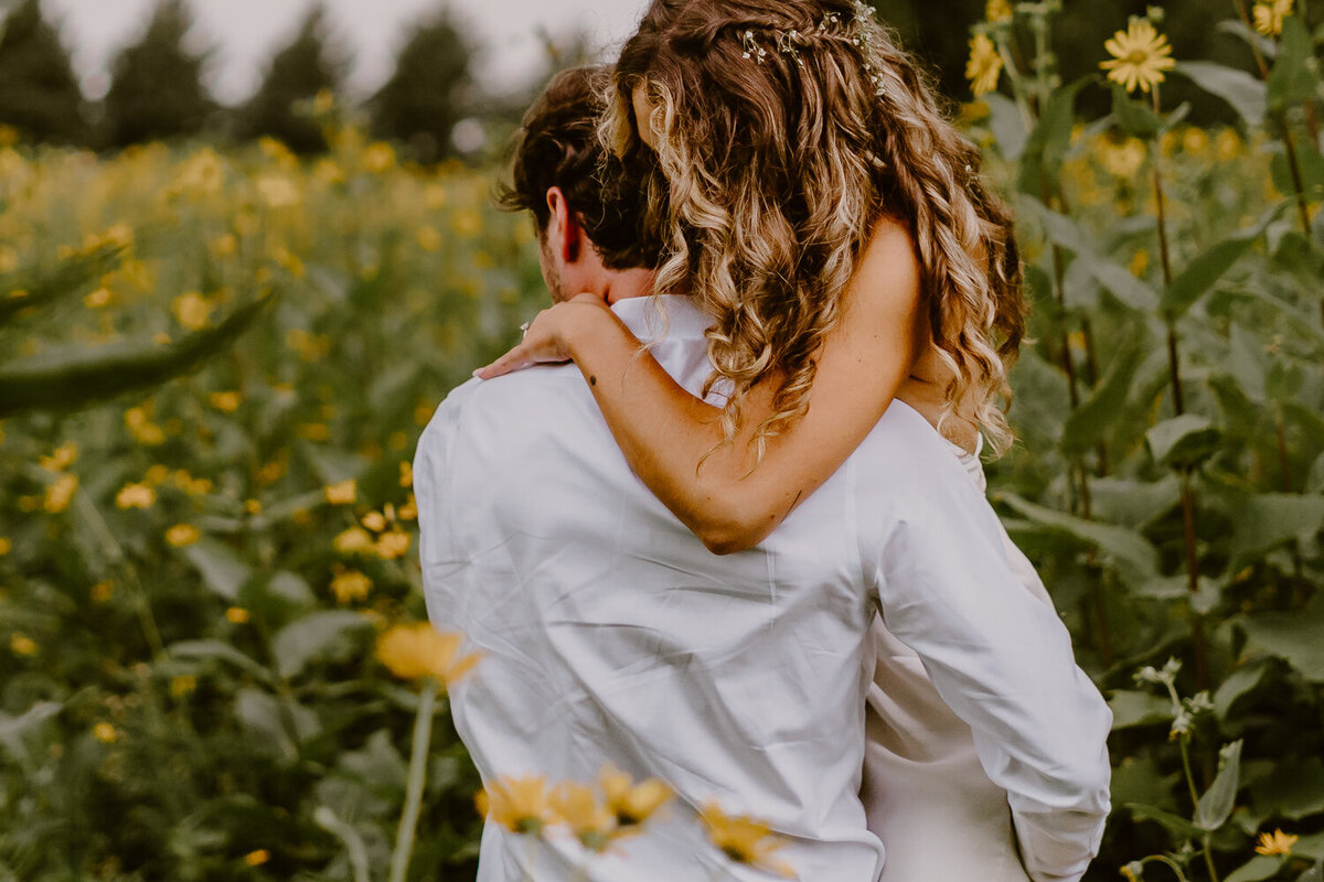 des-moines-field-wedding-embrace-romantic-Storyteller-Collective-Photo-Co