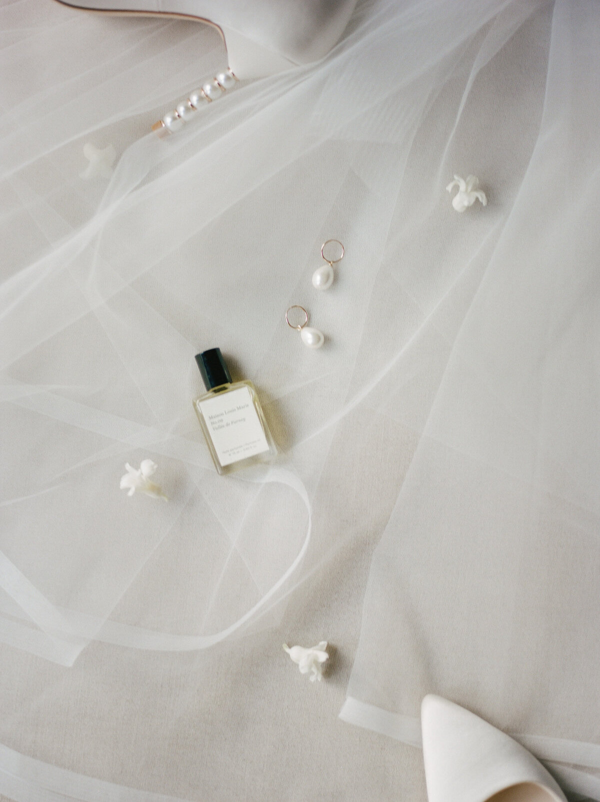 soft veil, minimal details, pearl wedding earrings perfume