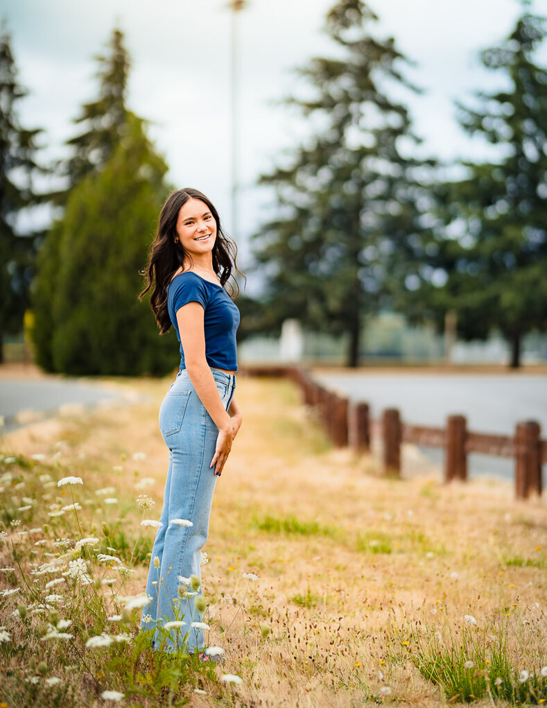 senior-portrait-blue-jeans-and-tall-grass-marymoor-park