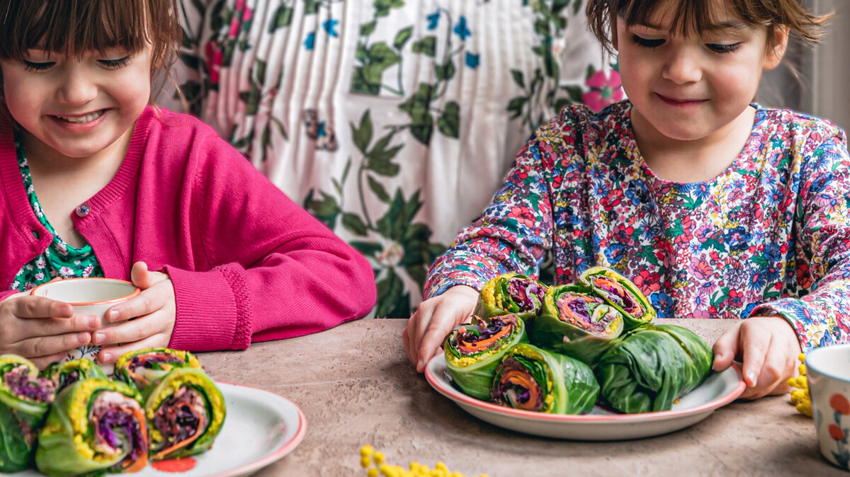 kids eating rainbowrolls