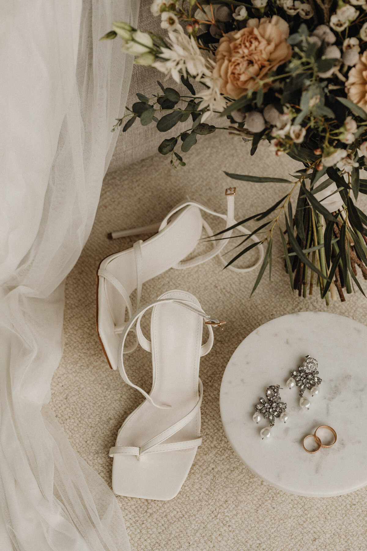 kaboompics_jewelry-earrings-wedding-rings-shoes-31912 (1)