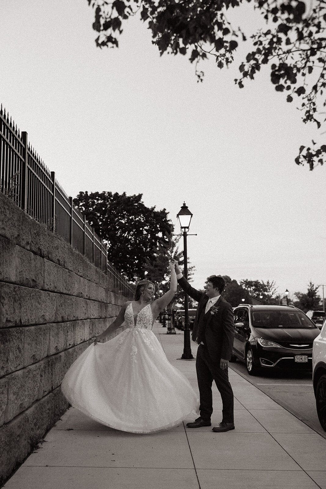 kailey-cole-leclaire-wedding-mississippi-river-distilling-company-5-2