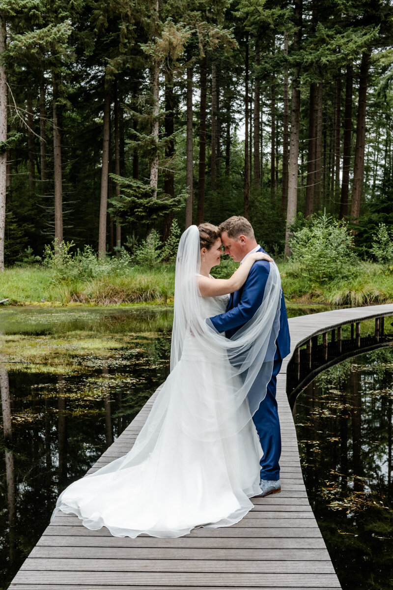 Trouwen in Beetsterzwaag, Wallebos, trouwfotograaf Friesland, bruiloft fotograaf  (32)