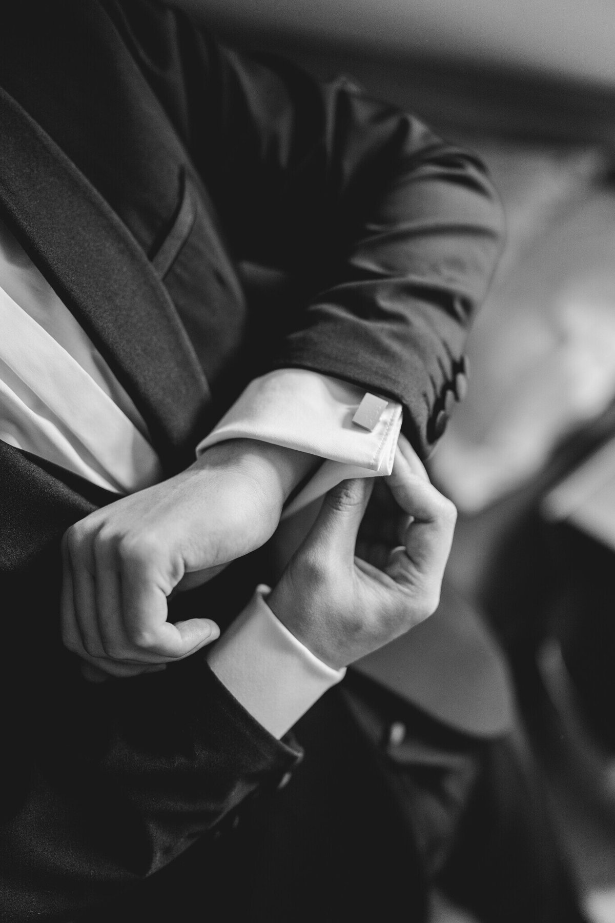 svatba benice příprava ženicha detail