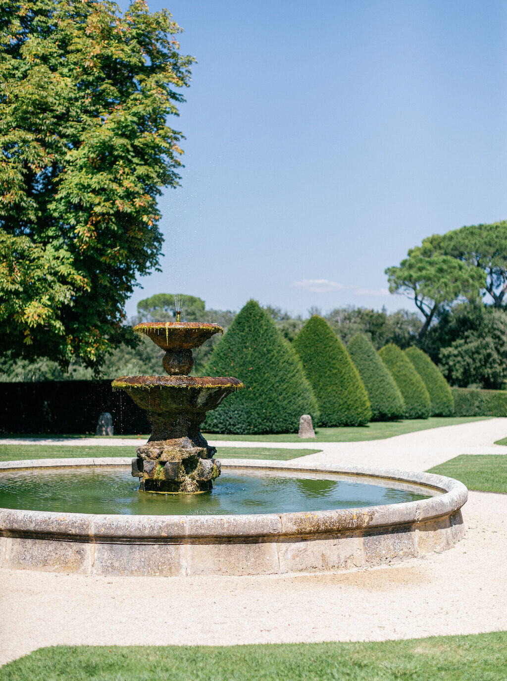 beautiful-wedding-venue-in-france-with-fountain-and-gardens