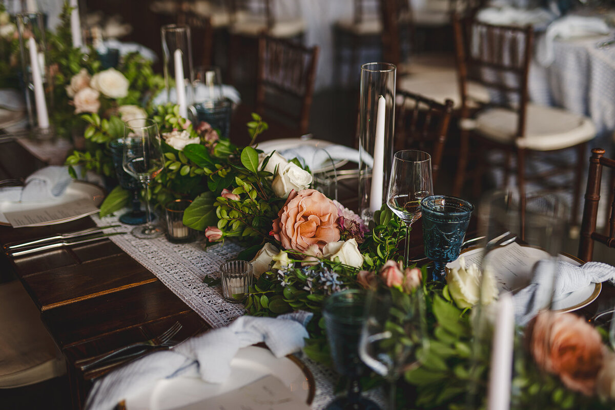 saltwater-farm-vineyard-wedding-table-nightingale-wedding-and-events