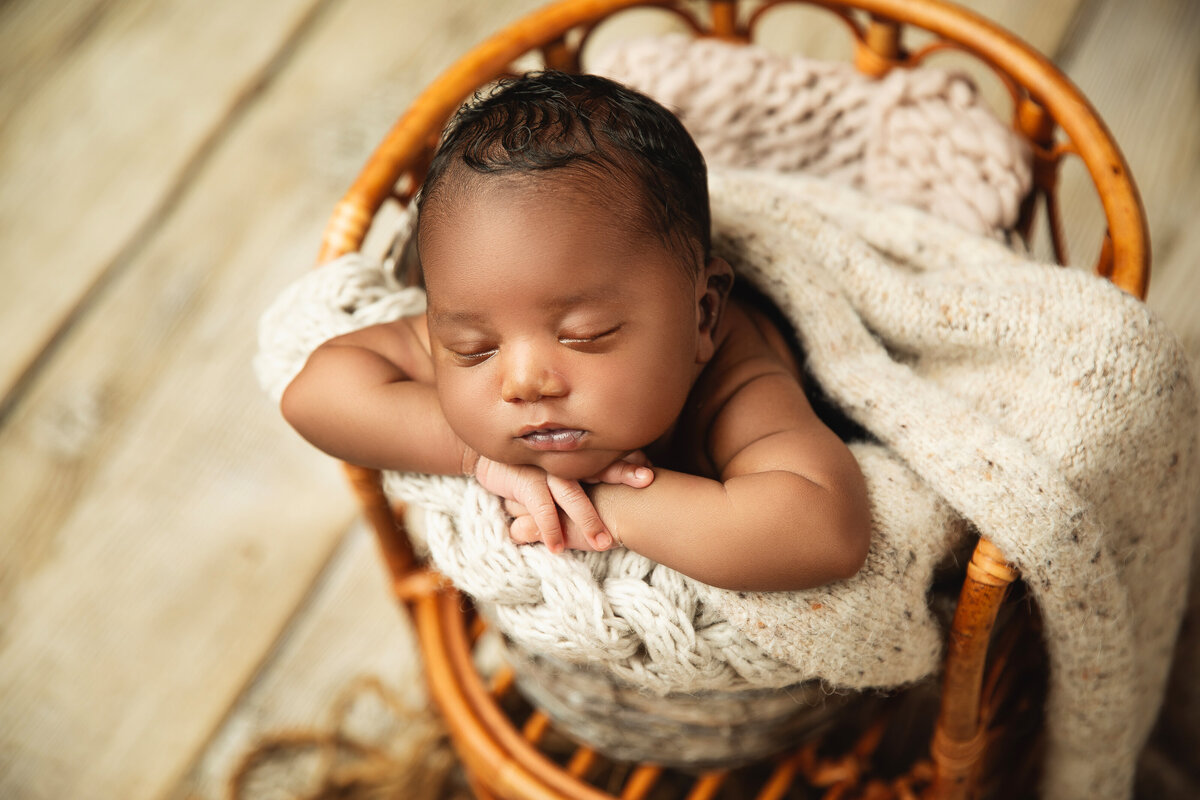 Georgetown parents, preserve those tiny details with our personalized newborn photo sessions. Book your baby’s perfect portrait today!