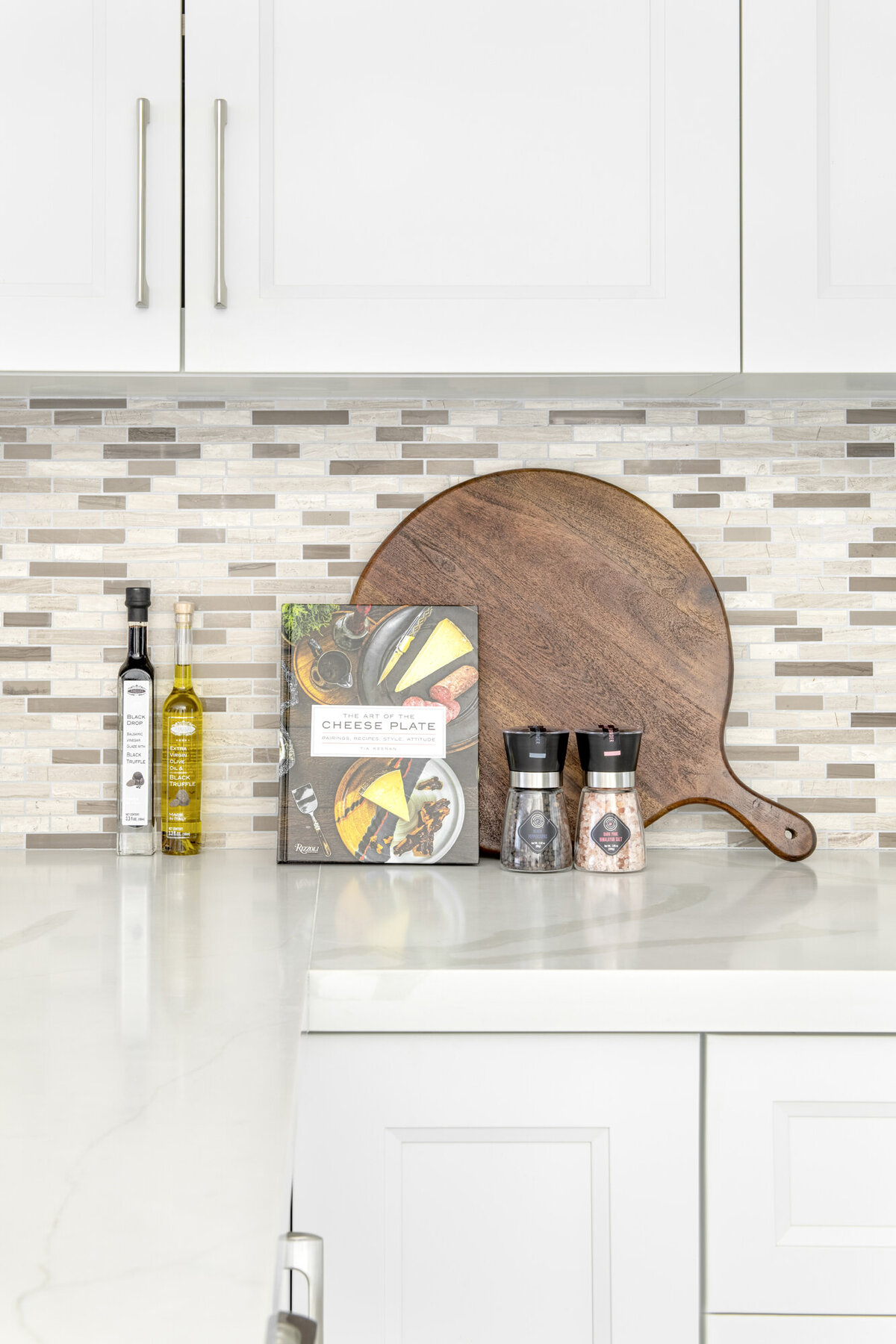 Simple yet Stylish Kitchen Countertop Styling by S. Fl based SOL Y MAR INTERIORS